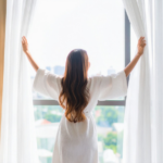 Self-Care Frau am Fenster