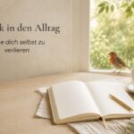 Nach den Ferien wieder in den Alltag finden – offenes Notizbuch, Tee und Rotkehlchen am Fenster