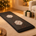 Frequenzmatte in einem weihnachtlich dekorierten Wohnzimmer mit warmem Licht und einem Geschenk.